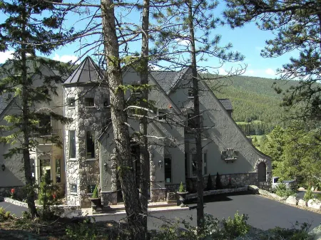 Arrowhead Manor Bed & Breakfast Inn & Event Center Отели в г. Эвергрин