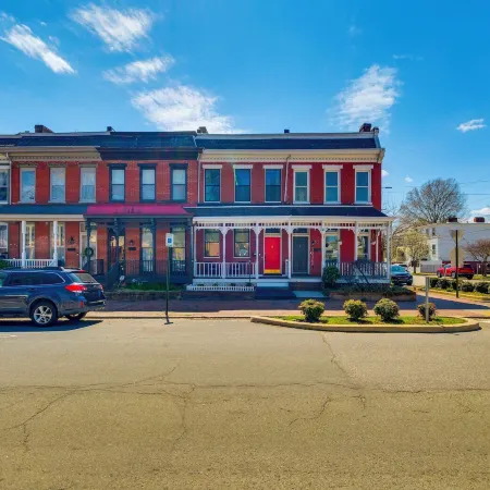 1 Mi to Dtwn: Hot Tub Haven in Richmond!