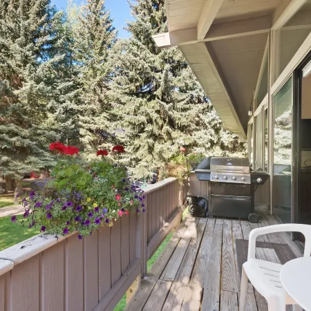 Comfortable & Modern 2 Bedroom Apartments - Right on the Slopes!