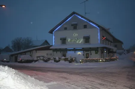 Logis Hôtel & Restaurant les Perce-Neige Отели в г. Монтлебон