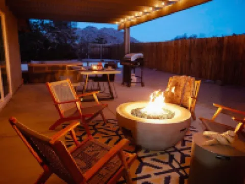 Live Centered W/ Hot Tub, Fire Pit in Joshua Tree 2 Bedroom Home by RedAwning 約書亞樹村酒店