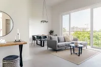 Stylish Apartment w/ Workspace, Pool & Gym