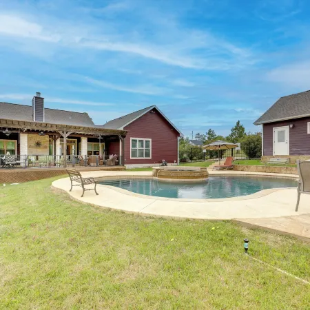 Pool & Hot Tub in Sunny Smithville Getaway!