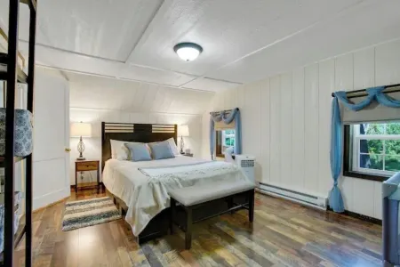 Nature's Edge-4 bedroom/2 bath serene getaway w/ River & Firepit