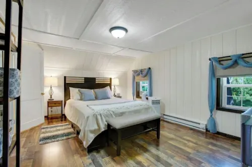 Nature's Edge-4 bedroom/2 bath serene getaway w/ River & Firepit