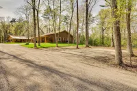 Hatfield Vacation Rental w/ Private Hot Tub! - Homestays