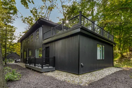 Stunning Outdoor Oasis with Hot Tub and Fire Pit - Elegant Retreat