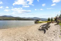 Beautiful Waterfront Cabin with a Hot Tub & Sauna