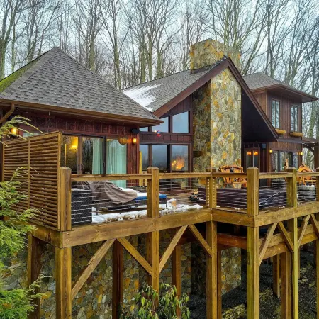 2 Mi to Slopes: Luxe Beech Mtn Cabin w/ Hot Tub