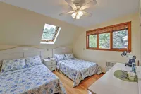 Walk to Beach! Hyannis Family Haven w/ Deck - شرفة