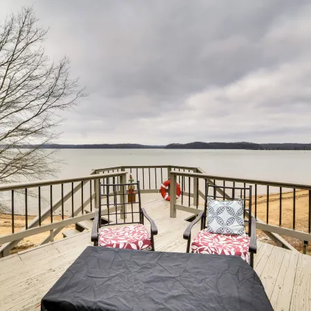Spacious Lakefront Kentucky Home Rental! Hotéis em Trigg County