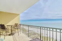 Beachfront Gulf Shores Condo w/ Pool - Wifi