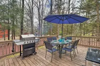 Deck & Fire Pit: Cozy Pocono Mountain Home - Kylpylä