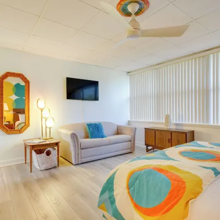 Chic Gulf Breeze Escape w/ Pool Access & Courtyard