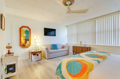 Chic Gulf Breeze Escape w/ Pool Access & Courtyard - parking