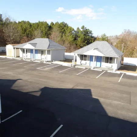 Village Inn & Suites - Smithville