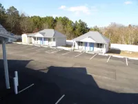 Village Inn & Suites - Smithville - parking