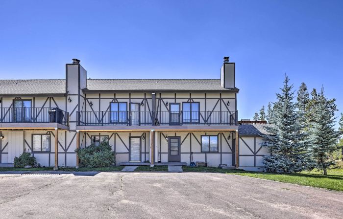 Townhome w/ Club Access on Shuttle Stop