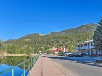 Red River Townhome with Balcony and Mtn Views! Hotels in Red River