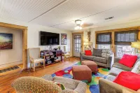 Historic 'Hardy House' on Main Street w/ Fire Pit! - Homestays