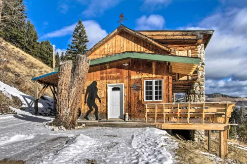 Sasquatch Inn Retreat Near Fishing and Hunting! - parking