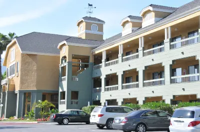 Oak Tree Inn Hotels near Monrovia Public Library