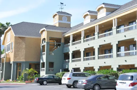 Oak Tree Inn Отели в г. Монровия