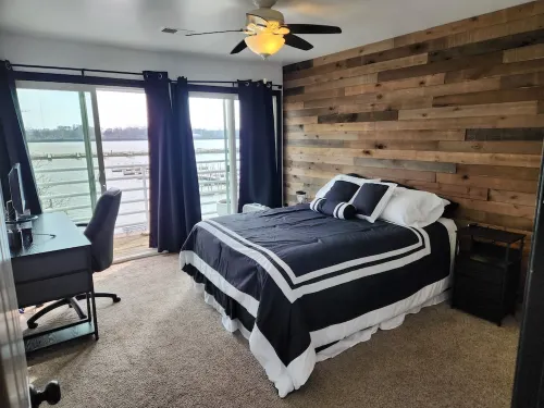 Port Clinton Paradise- 2 Bedroom Waterfront Condo:  Hot Tub, Sauna, Fire Pit فنادق في بورت كلينتون