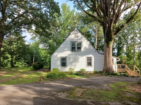 Shady OaksCharming 2-bedroom cottage in Talladega