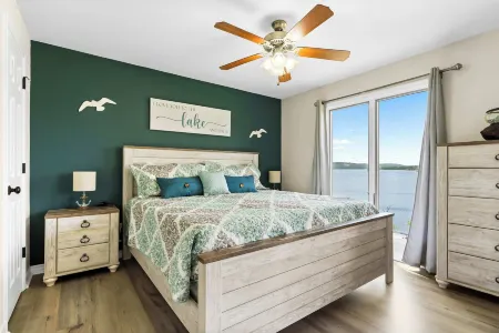 Sunset View at Anchors Point Lakefront Stay for 8 w/ Private Balcony