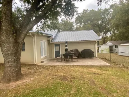 Lake house for rent in Solider Creek close to cafe, store, and bar. Отели рядом с достопримечательностью «Суперцентр Уолмарт»