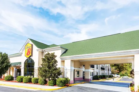 Super 8 by Wyndham Hull Street Midlothian/Richmond Area Отели рядом с достопримечательностью «Парк Роквуд»