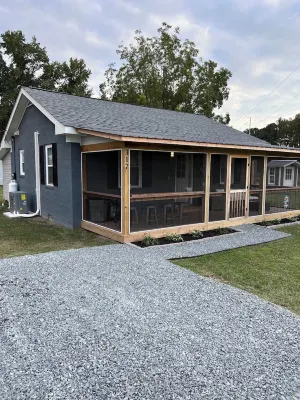 Charming 2-bedroom bungalow in Smithfield with AC, WiFi, washer and dryer