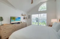 Private Terraces and Heated Pool Retreat - Charming Cozy Cottage Hotels in Holmes Beach
