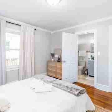 Spacious 4-bedroom house with WiFi, AC in welcoming Winston-Salem, Ardmore Rooms