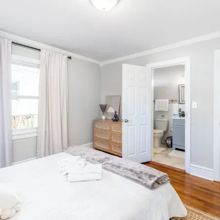 Spacious 4-bedroom house with WiFi, AC in welcoming Winston-Salem, Ardmore
