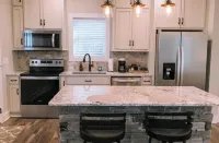 Blue Nest: Your Modern Downtown Perch - Downtown BG