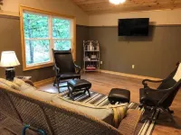 Christy's Creekside Cabin - calm, cozy, comfort