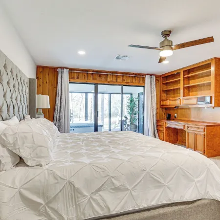 Hot Tub, Deck & Grill: Brookshire Gem Near Venues