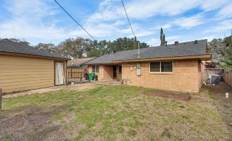 Quiet Houston Home w/ Porch - Near Park & Trails!