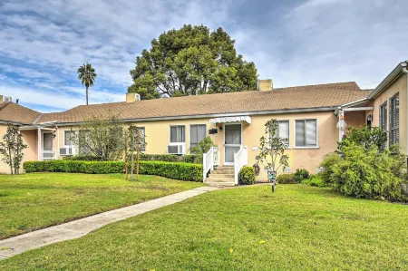 Stylish & Modern Burbank Gem w/ Private Yard! Отели рядом с достопримечательностью «Gordon Biersch Brewery Restaurant»