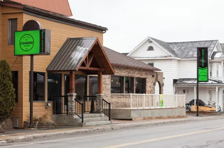 Auberge Le Chardo Inn Отели в г. Монтебелло