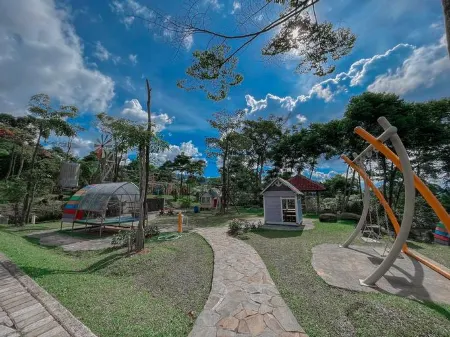 Poeti Mountain Resort Отели в г. Pamijahan