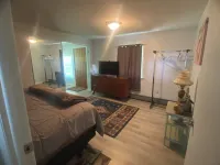 Michele’s Landing, Charming cottage in amazing Lake Leelanau, on narrows w/ dock