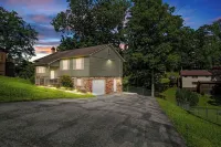 5 Min to Summersville Lake I Hot Tub I Game Room I Grill I Fire Pit Hotels in Summersville