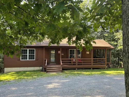 Charming 4 Bedroom 2 Bath Cabin Wifi , AC in Tranquil Berkeley Springs