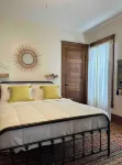 Quaint Pet Friendly 2 Bed Apartment Downtown