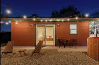 Modern Cabin with Private Jacuzzi - Casa de Manzanita Hotels in Ahwahnee