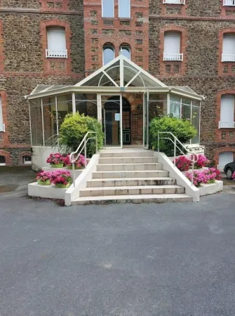 Beachfront apartment with full sea view