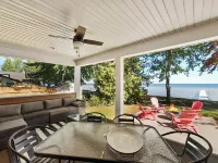 Spacious 4-bedroom lakefront house with WiFi, AC in tranquil Houghton Lake Hotels in Lake Township